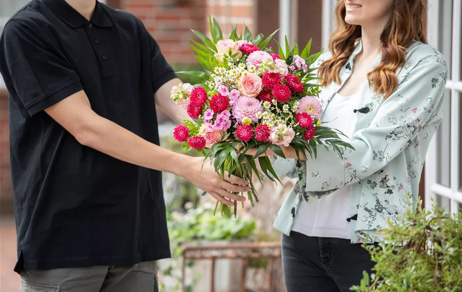 Lieferservice - Lieferant übergibt Blumenstrauß