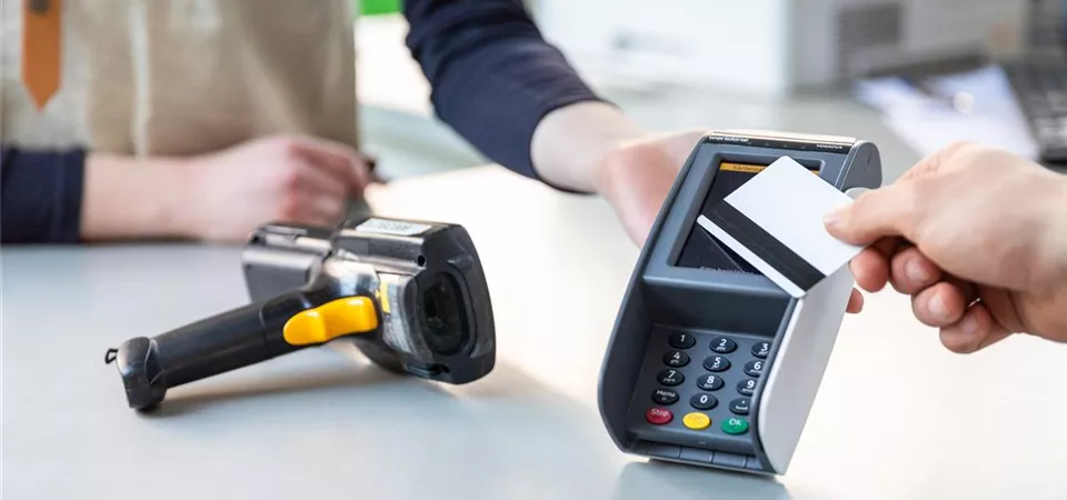 Einkauf im Pflanzengroßmarkt - Kartenzahlung