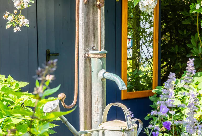 Brunnenpumpe im Garten